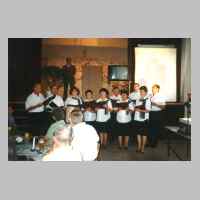59-09-1012 1. Kirchspieltreffen 1995. Zum Abschluss der Gedenkfeier  das -Ostpreussenlied-, vorgetragen vom Singkreis Dittigheim..JPG